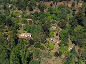 An aerial view of a residential area with multiple houses surrounded by dense greenery. - Valle Paraizo (Santa Cruz)
