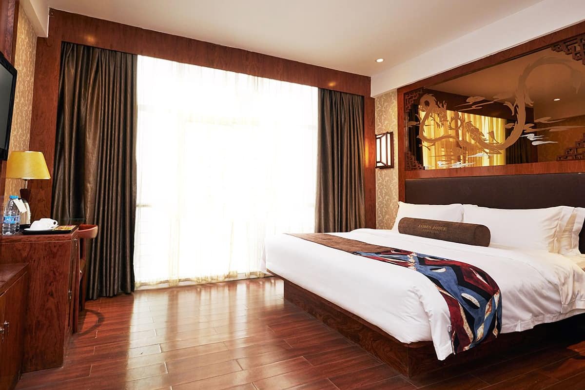 Business Room | In-room safe, soundproofing, free WiFi, alarm clocks