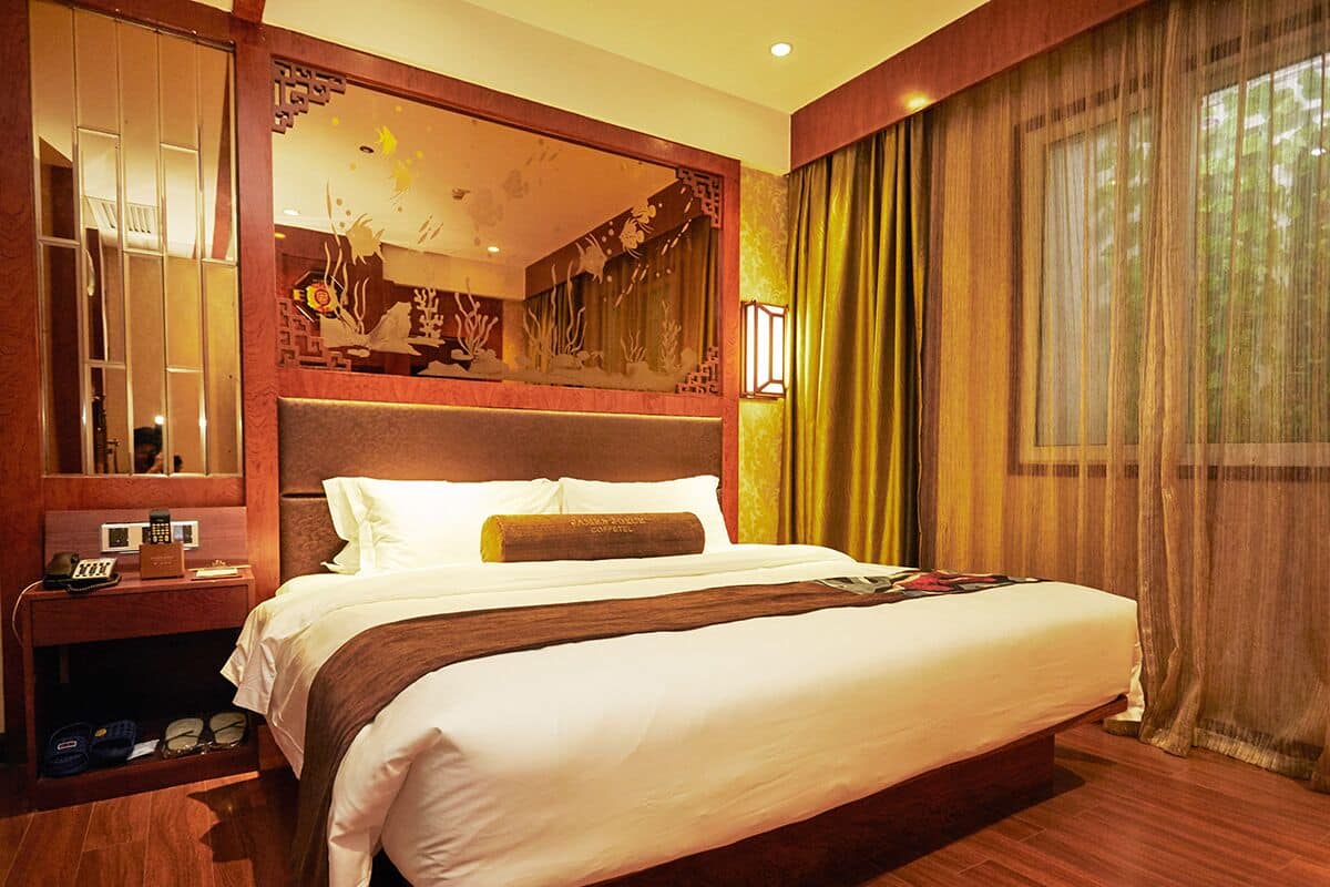 In-room safe, soundproofing, WiFi (free), alarm clocks
