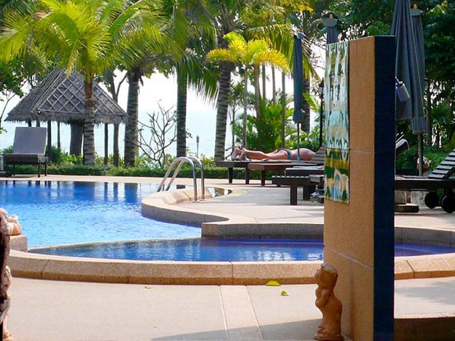 Een buitenzwembad en parasols bij het zwembad