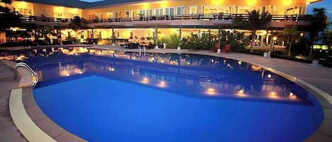 Alberca al aire libre y sombrillas en la alberca