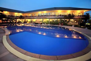 Una piscina al aire libre, sombrillas