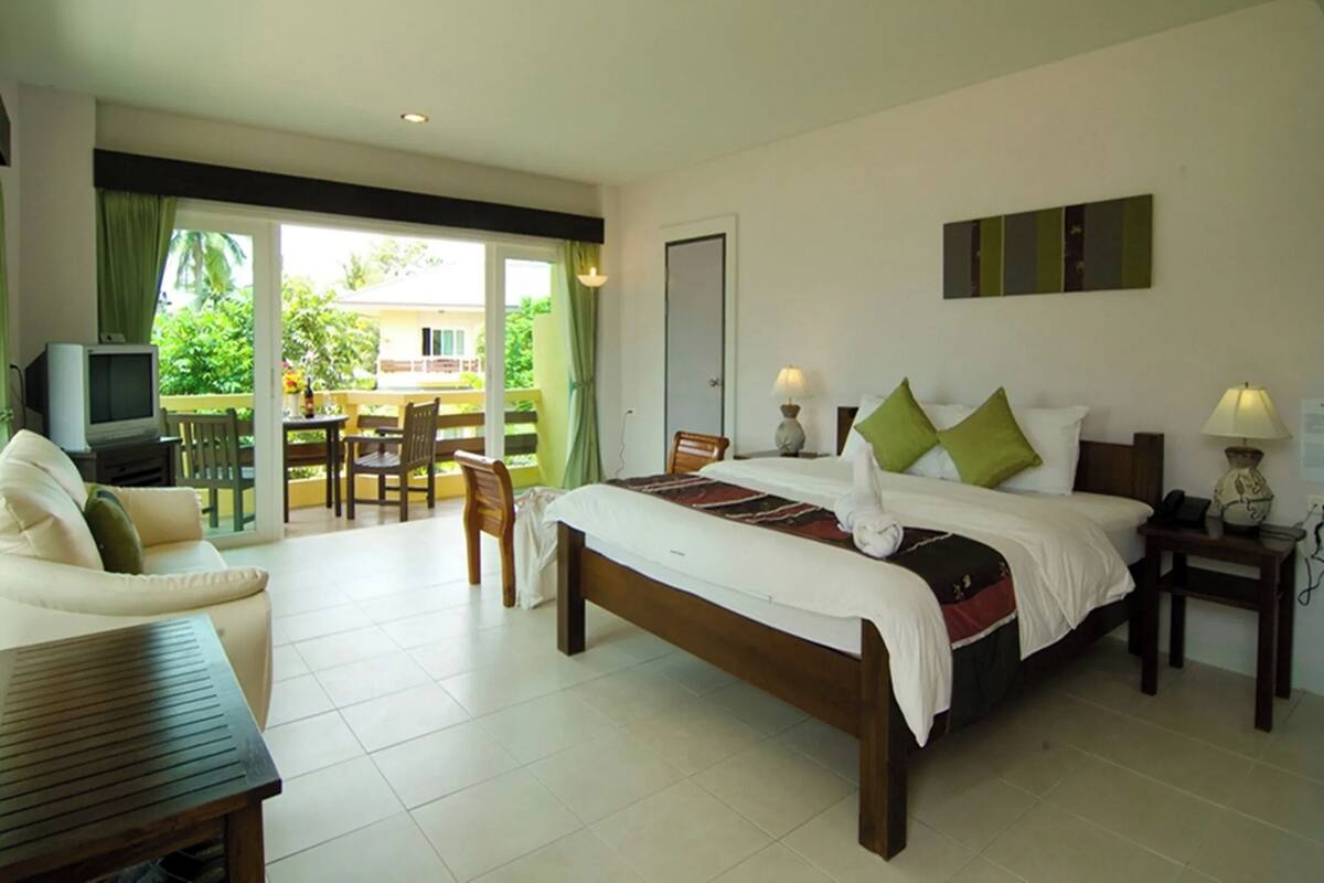 Deluxe Double Room, Partial Sea View | Desk, blackout drapes, rollaway beds, bed sheets