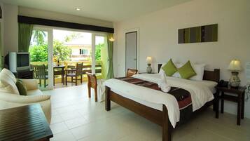 Deluxe Double Room, Partial Sea View | Desk, blackout drapes, rollaway beds, bed sheets