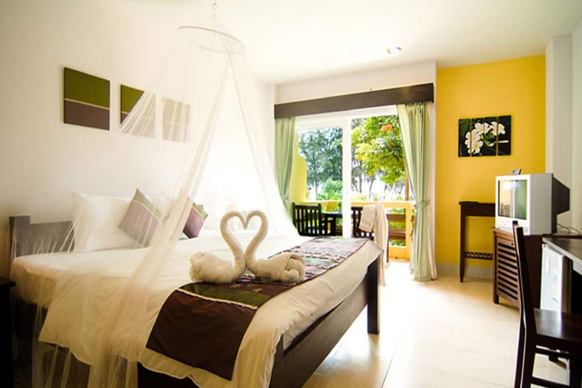 Pretty Deluxe Seaview | Desk, blackout drapes, rollaway beds, bed sheets