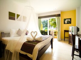 Escritorio, cortinas blackout y camas plegables/adicionales 