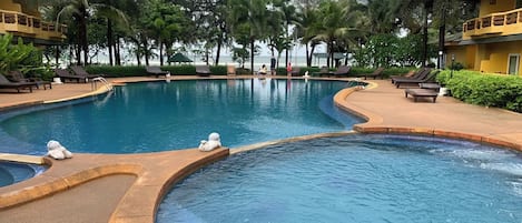 Una piscina al aire libre, sombrillas