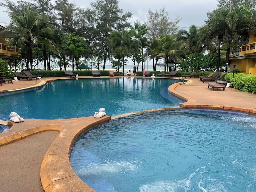 Utomhuspool och parasoller