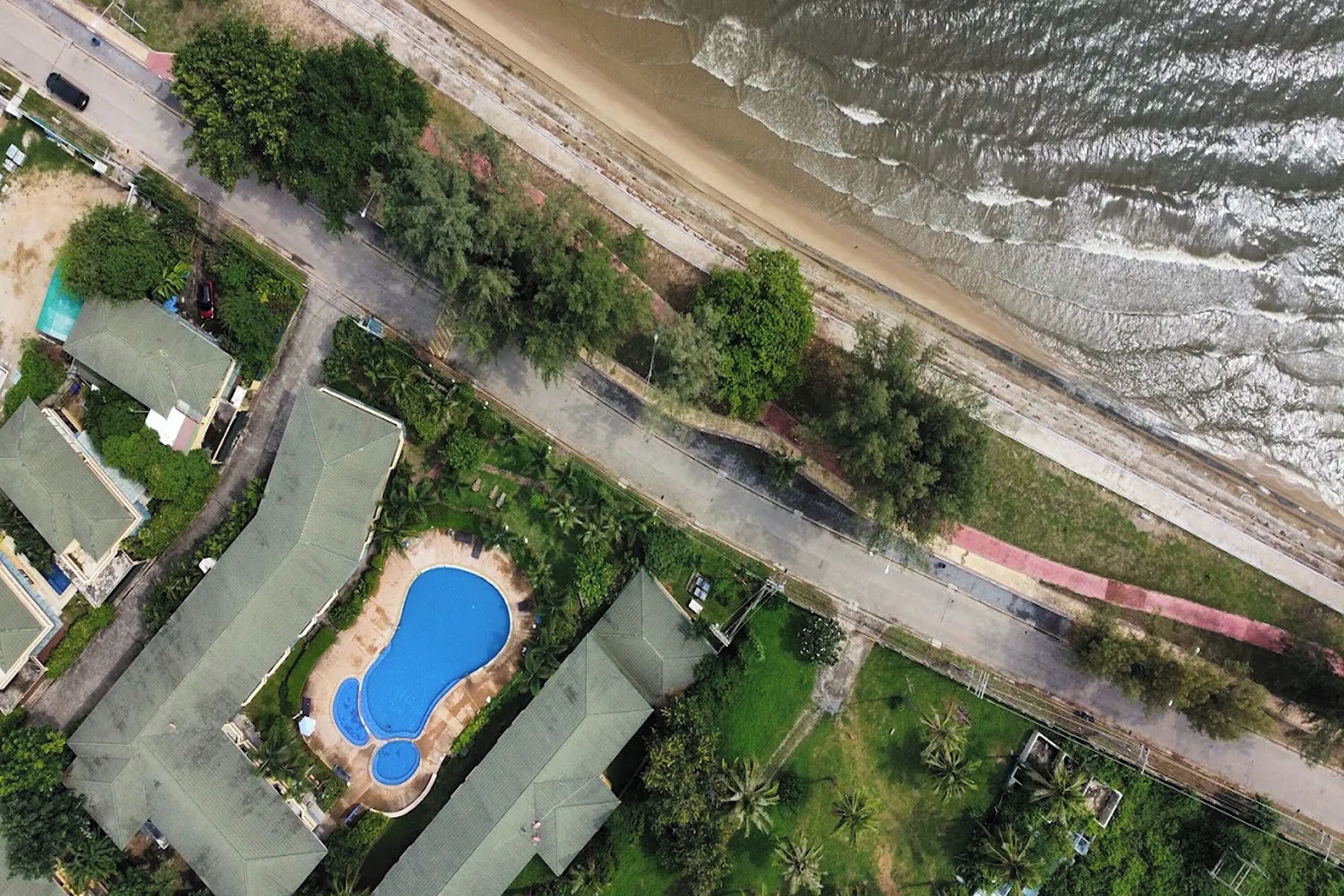 室外游泳池，池畔遮阳伞