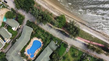 室外游泳池,池畔遮阳伞