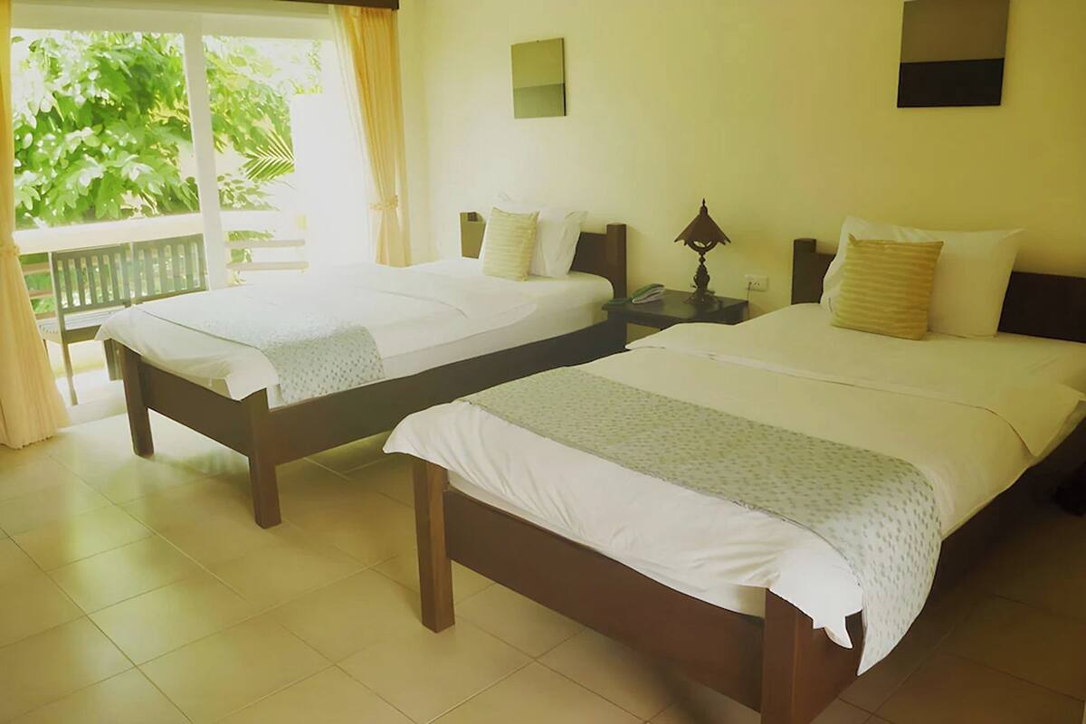 Superior Twin Room, Garden View | Desk, blackout drapes, rollaway beds, bed sheets