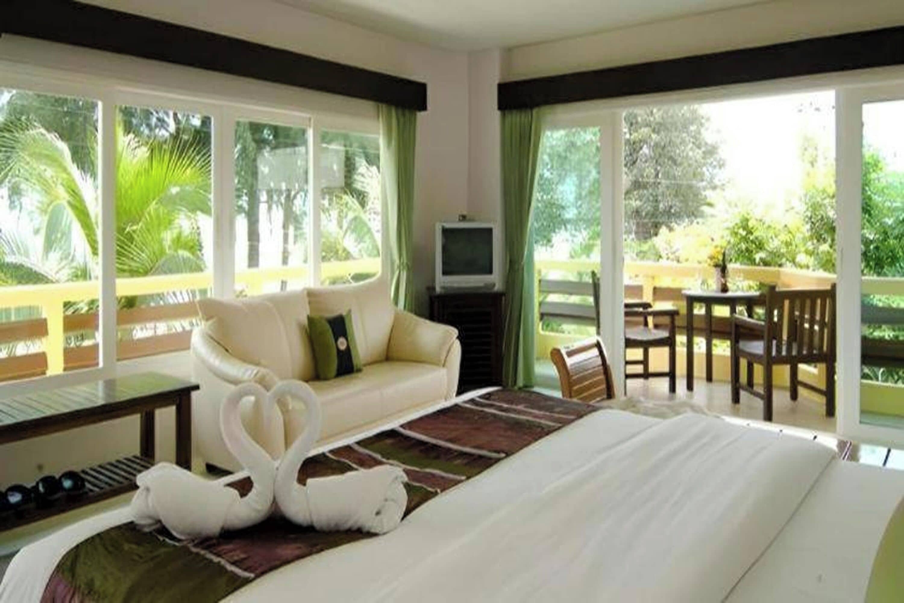 Family Deluxe  | Bàn, màn/rèm cản sáng, giường gấp/giường phụ (phụ phí), bộ trải giường 