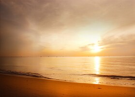 Una playa cerca, sombrillas