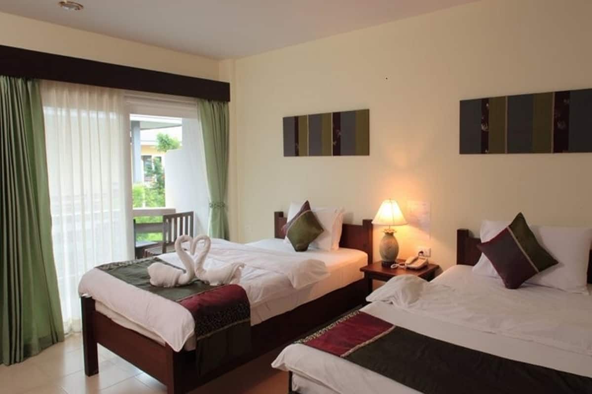 Deluxe Room, Partial Sea View | Desk, blackout drapes, rollaway beds, bed sheets