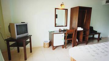 办公桌、遮光窗帘、折叠床/加床(额外收费)、床单