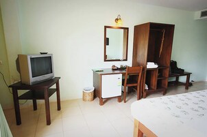 Een bureau, verduisterende gordijnen, extra bedden, beddengoed