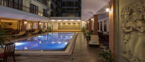 2 piscine all'aperto, ombrelloni da piscina, lettini