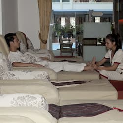 Couples treatment rooms, body treatments, aromatherapy, body wraps