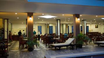 2 restaurants; s'hi serveixen esmorzars, dinars i sopars