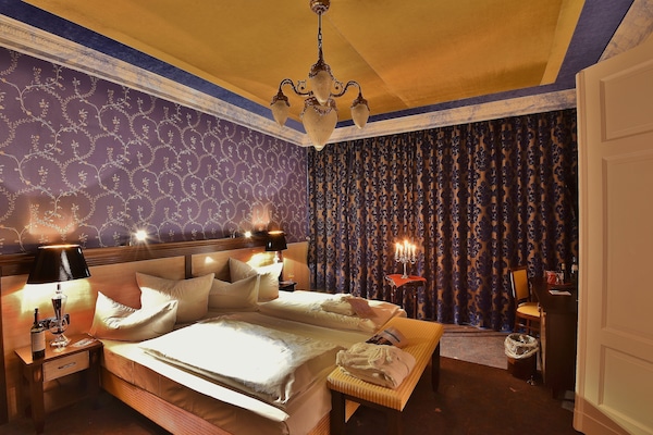 Suite | Minibar, in-room safe, individually decorated, desk