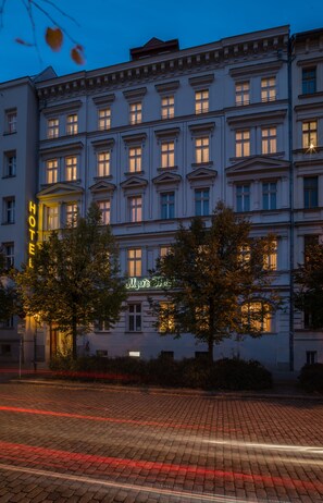 A multi-story hotel with a classic architectural style, featuring a prominent "HOTEL" sign and a "Myers" sign on the facade. - Myer's Hotel Berlin (Berlin)