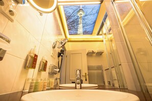Hair dryer, towels, soap, shampoo - Myer's Hotel Berlin (Berlin)