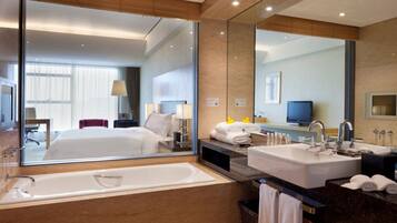 1 bedroom, minibar, in-room safe, desk