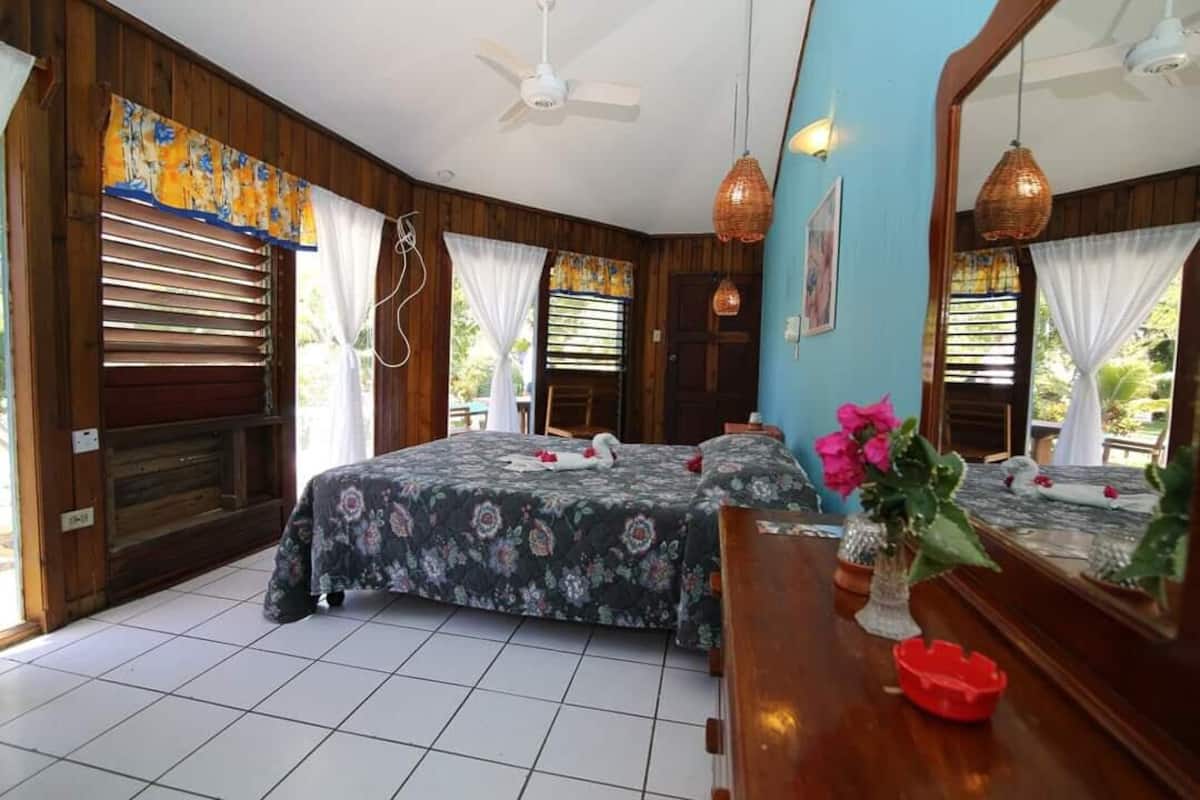 Kamar Standar | Seprai premium, brankas, meja kerja, dan tirai kedap cahaya