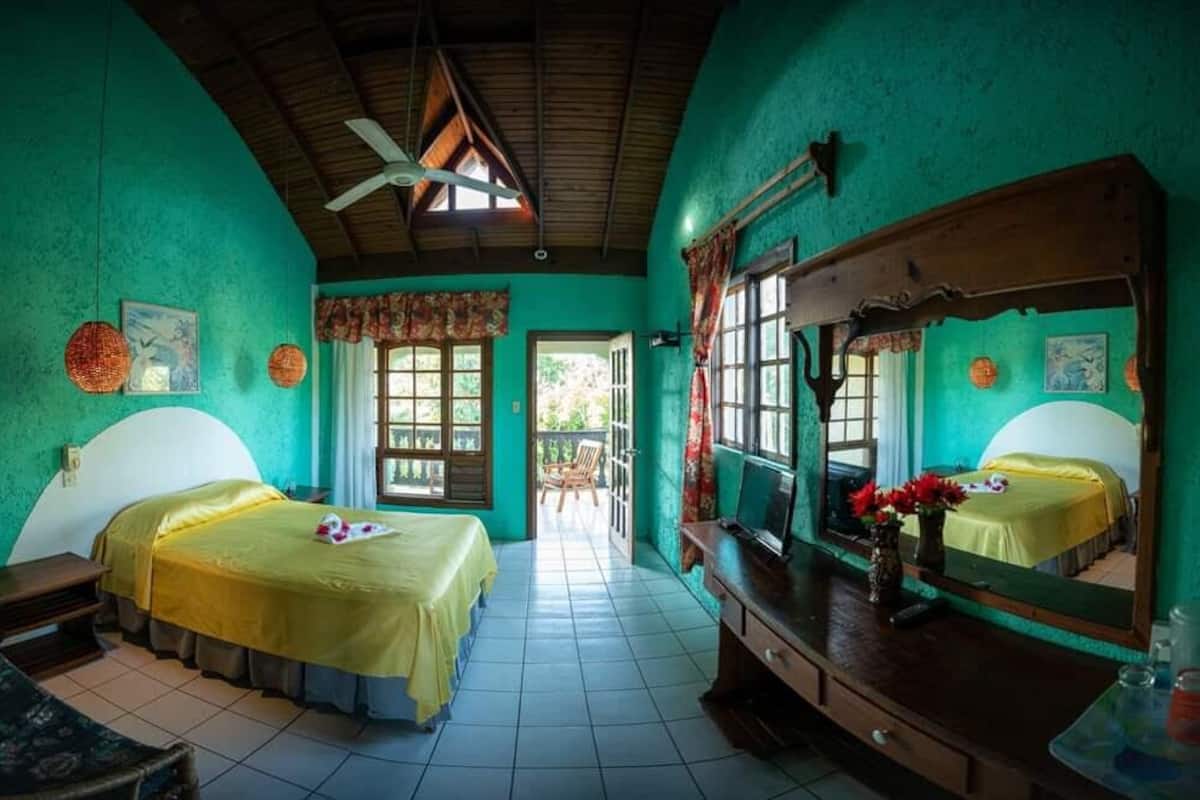 Kamar Superior, 1 Tempat Tidur Queen | Seprai premium, brankas, meja kerja, dan tirai kedap cahaya