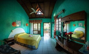 Literie de qualité supérieure, coffres-forts dans les chambres, bureau