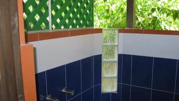 Combined shower/tub, free toiletries, towels