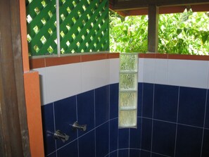 Combined shower/tub, free toiletries, towels - Xtabi Resort (Negril)