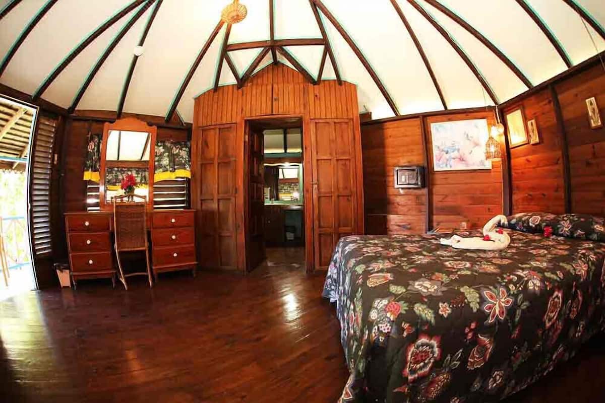 Kamar | Seprai premium, brankas, meja kerja, dan tirai kedap cahaya
