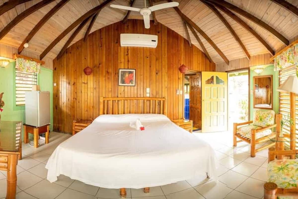Kamar Standar, pemandangan samudra | Seprai premium, brankas, meja kerja, dan tirai kedap cahaya