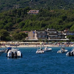 Beach nearby, white sand, snorkelling