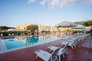 Piscina externa, funciona das 8h30 às 19h30, guarda-sóis