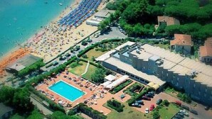 An aerial view of a resort with a beach, a swimming pool, and several buildings. - Hotel Select (Campo nell'Elba)