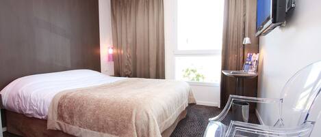 Muebles diferentes, escritorio, cortinas blackout y insonorización