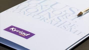 Une brochure ou un livret intitulé « PLUS DE CONFORT, MOINS DE CONFORMISME » et portant le logo « Kyriad Hotel » sur un fond blanc.