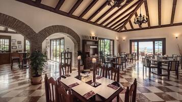 Daily continental breakfast (EUR 9 per person)