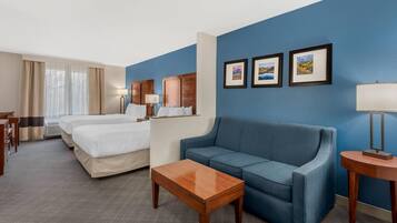 Työpöytä, pimennysverhot, äänieristys, silitysrauta/-lauta