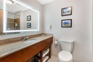 Desk, blackout drapes, soundproofing, iron/ironing board - Comfort Inn & Suites Rifle (Rifle)