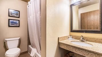 Tina con regadera, secadora de cabello, toallas