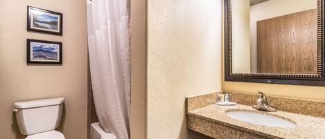 Kombinert dusj/badekar, hårføner og håndklær