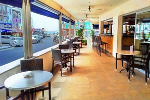 Serveert ontbijt en diner, internationale gerechten