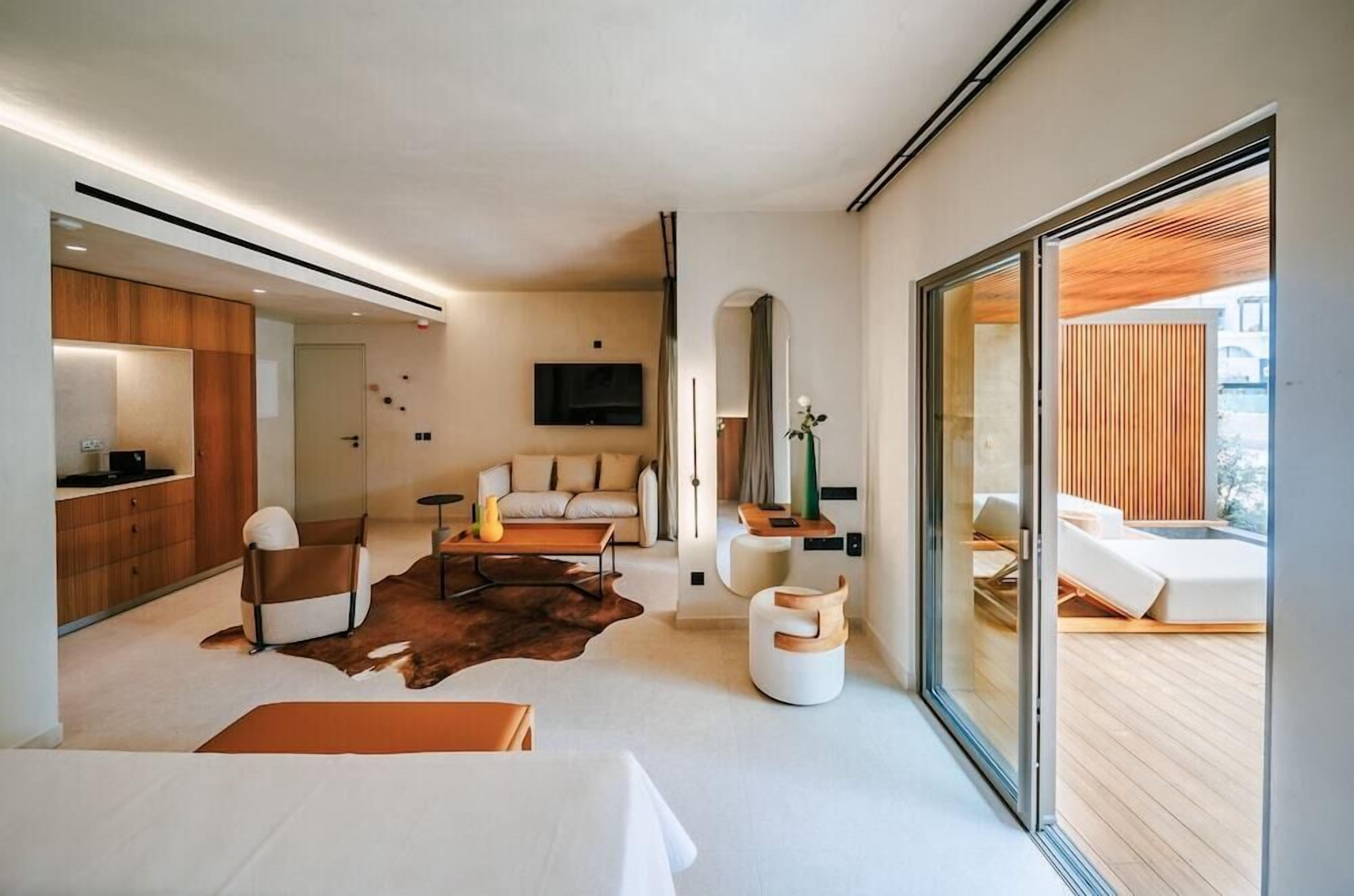 客房内保险箱、办公桌、遮光窗帘、免费婴儿床