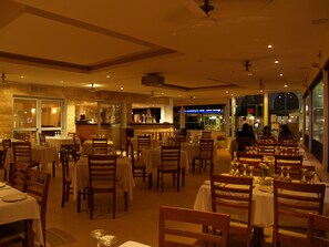 Serveert ontbijt en diner, internationale gerechten