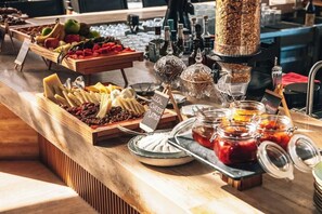 供应早餐和晚餐，国际美食