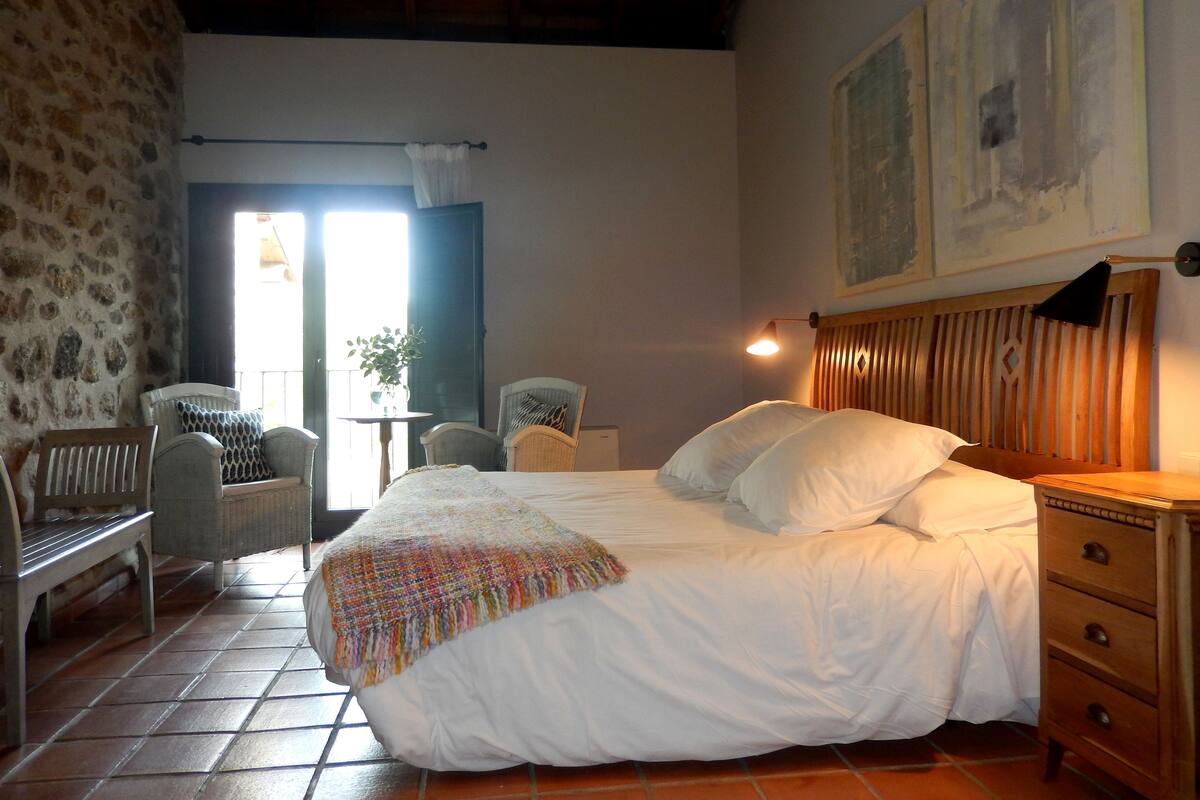 Escritorio, cortinas blackout, wifi gratis y decoración personalizada 