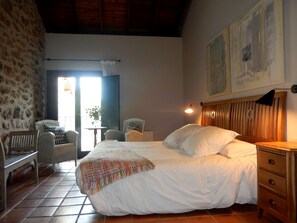 Superior Room | Individually decorated, individually furnished, desk, blackout drapes - Hotel El Turcal (Torremenga)